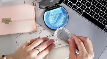 invisalign em cima de um notebook