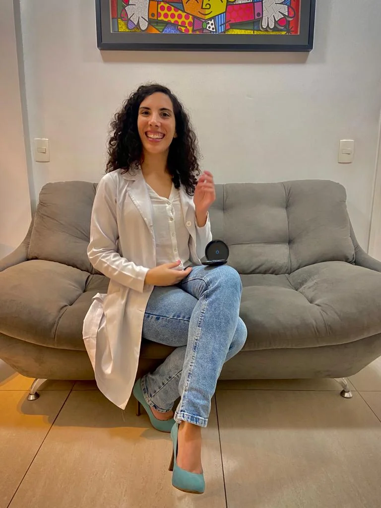 Dra mariana segurando o invisalign