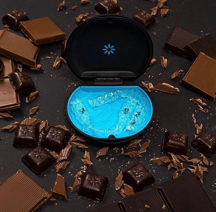 Invisalign com diversos chocolates picados do lado
